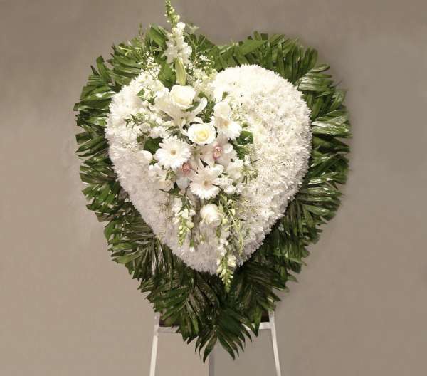 White Flower Heart Cluster With Emerald Border